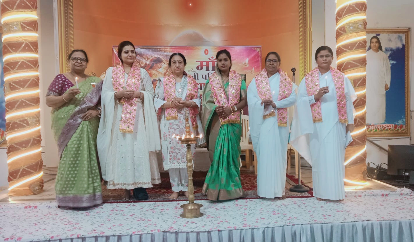 कार्यक्रम में मंचस्थ अतिथिगण।