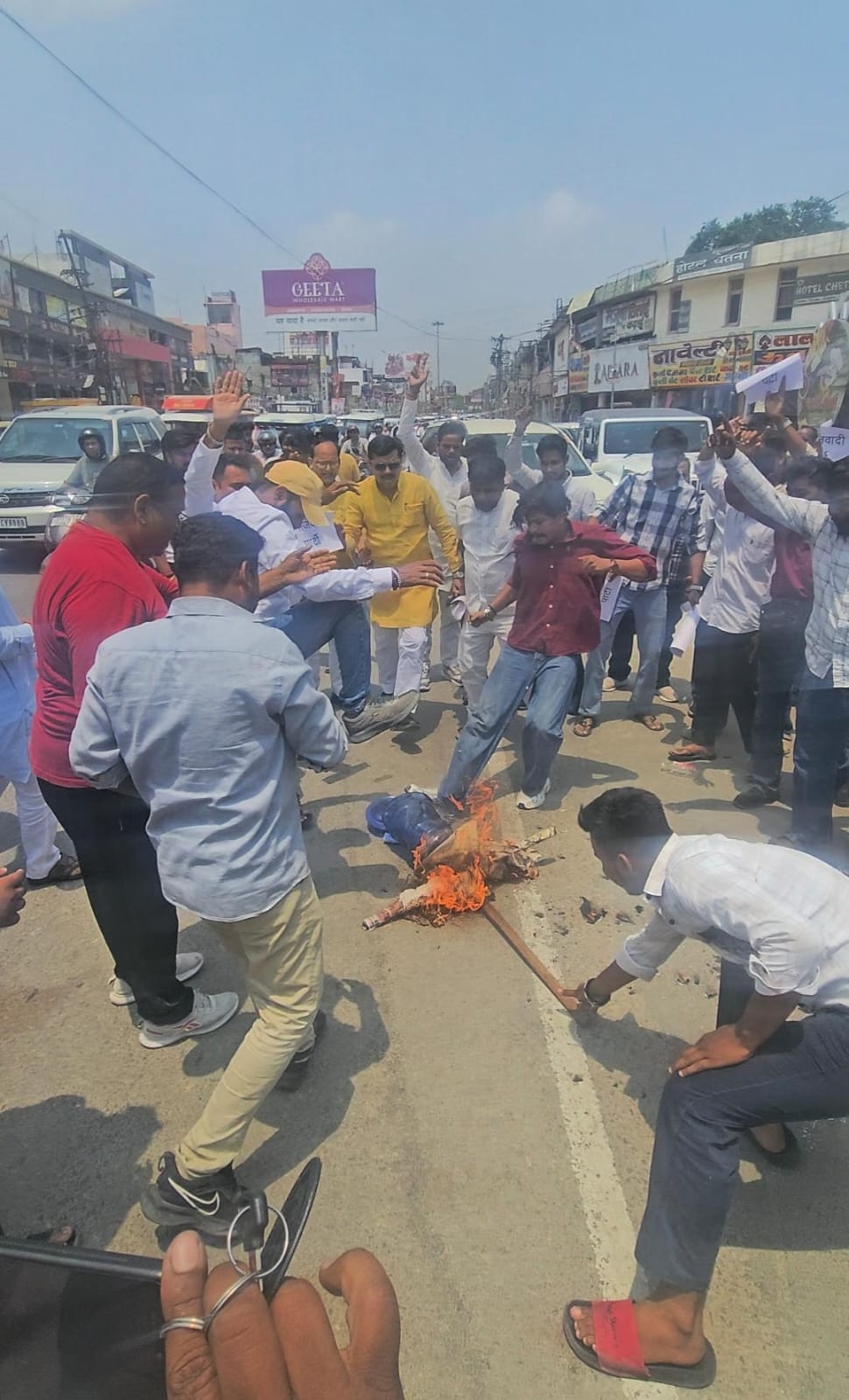 भाजपा प्रदेश अध्यक्ष पर टिप्पणी के विरोध में भाजयुमो का उग्र प्रदर्शन, सपा प्रमुख अखिलेश यादव का फूंका पुतला