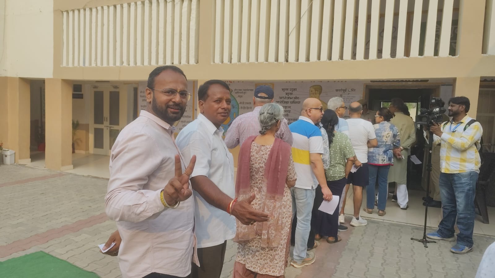 हरियाणा के पंचकूला में मतदान केंद्र के बाहर खड़े मतदाता