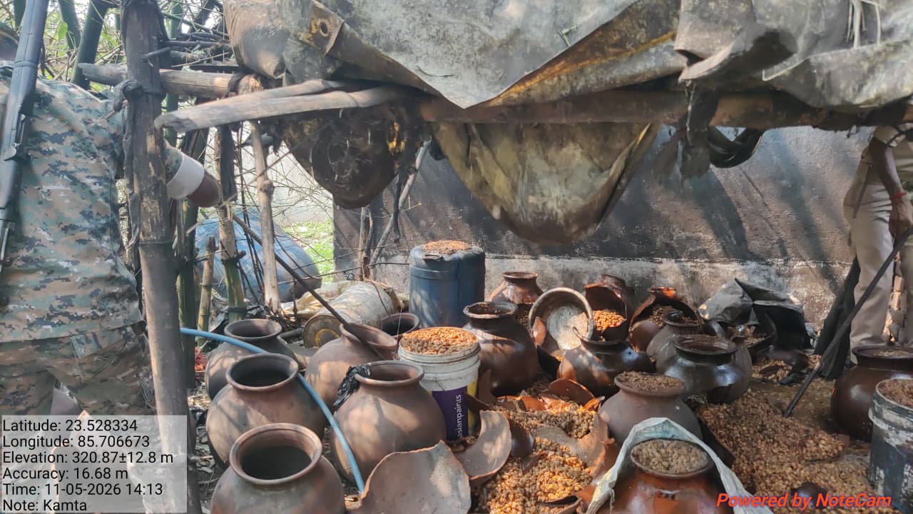 अवैध शराब भट्टी नष्ट करते अधिकारी