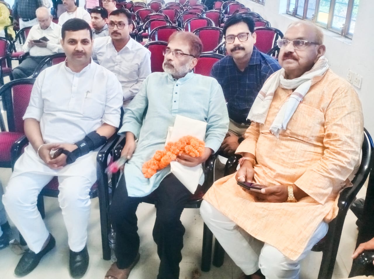 विभिन्न शहरों से आए कवियों ने शब्दों से बांधा समां, अंगवस्त्र व स्मृति चिन्ह देकर हुआ सम्मान