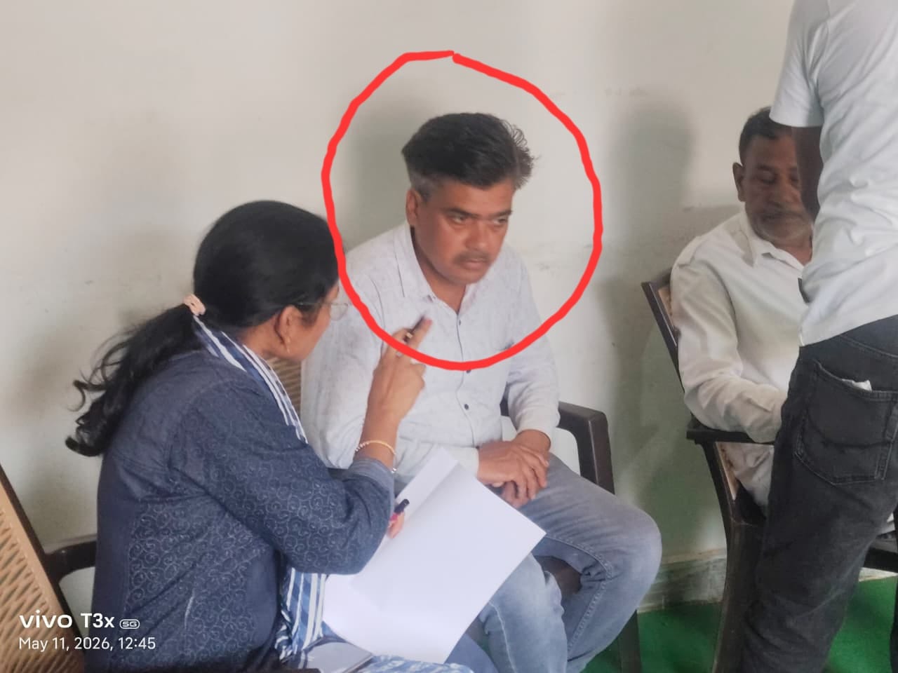 दमोह,:प्रधानमंत्री आवास योजना की किश्त जारी करने के नाम पर सचिव एवं चौकीदार रिश्वत लेते गिरफ्तार