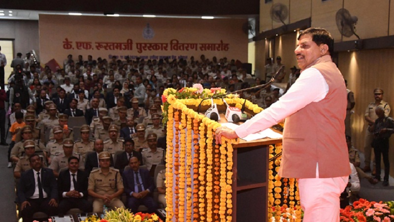 पुलिस अधिकारियों-कर्मचारियों के सम्मान समारोह को संबोधित करते हुए मुख्यमंत्री
