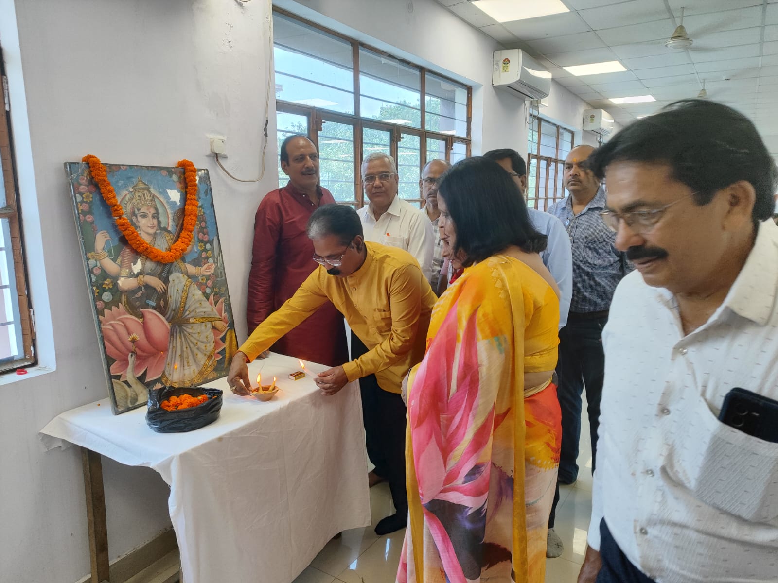 विभिन्न शहरों से आए कवियों ने शब्दों से बांधा समां, अंगवस्त्र व स्मृति चिन्ह देकर हुआ सम्मान