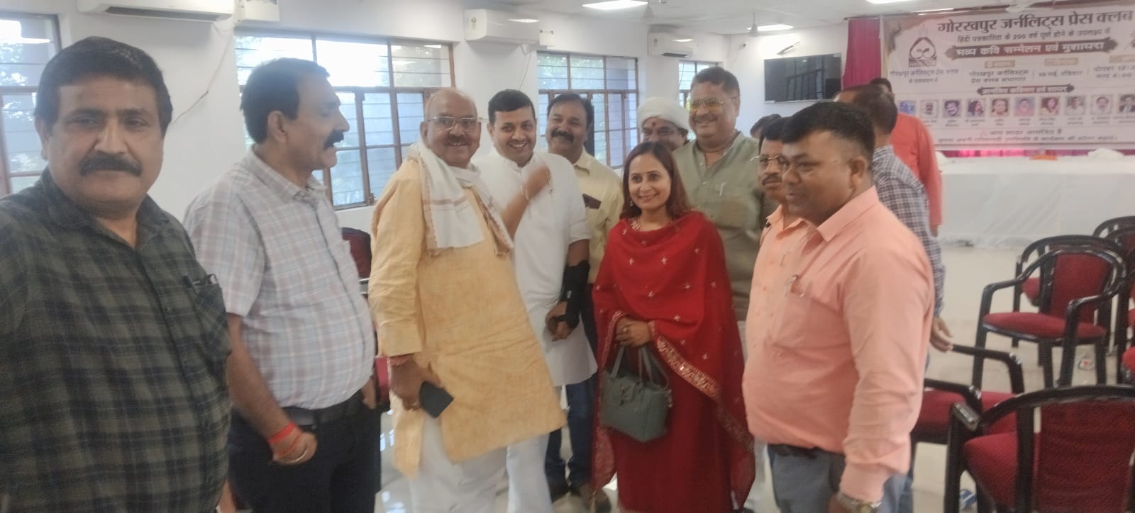 विभिन्न शहरों से आए कवियों ने शब्दों से बांधा समां, अंगवस्त्र व स्मृति चिन्ह देकर हुआ सम्मान