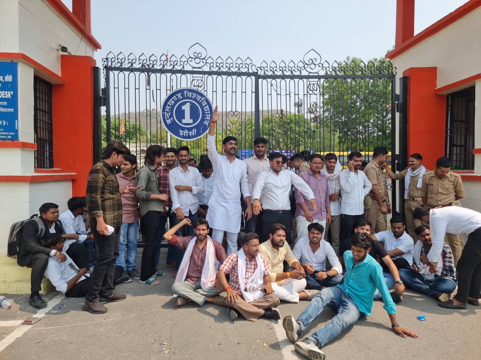 बुवि के दरवाजे पर प्रदर्शन करते छात्र