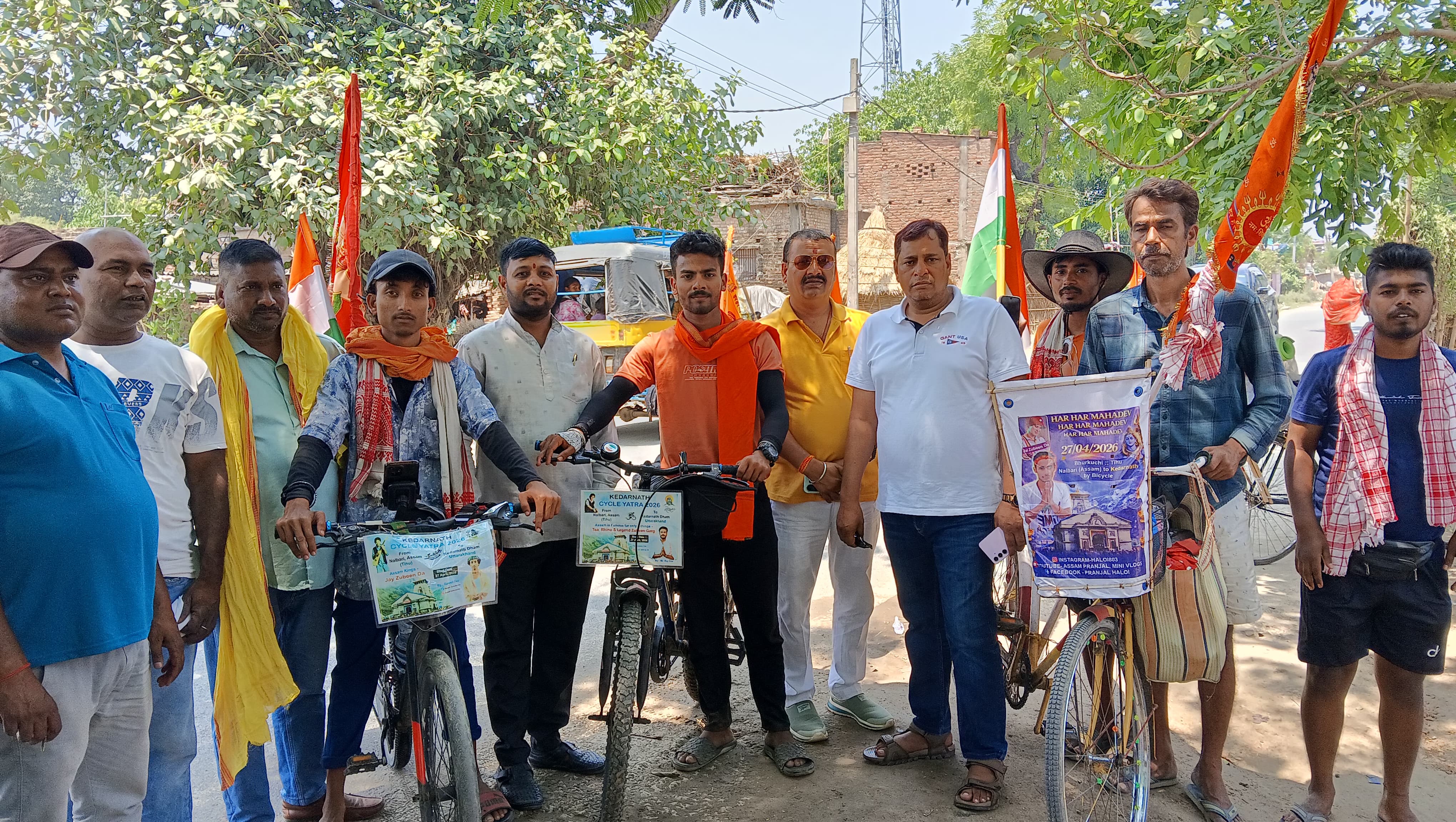 साइकिल से केदारनाथ के यात्रा पर निकले असम के चार युवकों का रिवीलगंज में हुआ स्वागत