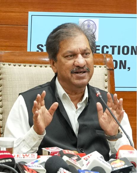 पंजाब के चुनाव आयुक्त चुनावों का ऐलान करते हुए