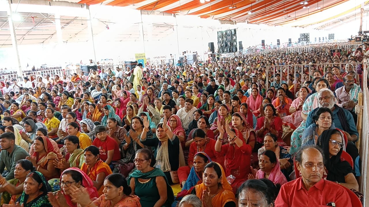 कथा सुनते हुए लोगों की भीड़