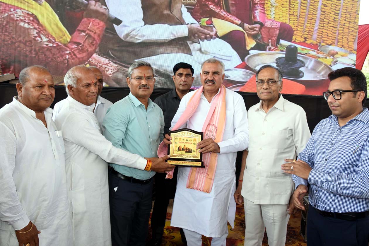 सीसवाल धाम में आयोजित सोमनाथ स्वाभिमान महोत्सव में उपस्थित मुख्य अतिथि विधायक रणधीर पनिहार।