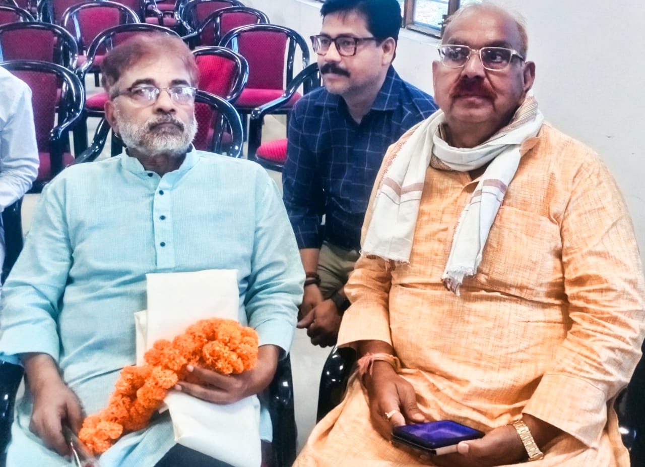 विभिन्न शहरों से आए कवियों ने शब्दों से बांधा समां, अंगवस्त्र व स्मृति चिन्ह देकर हुआ सम्मान