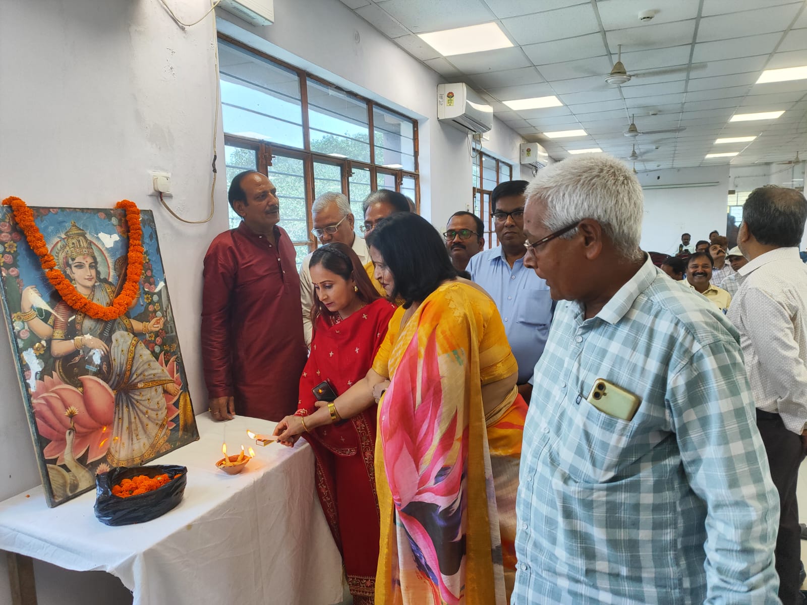 विभिन्न शहरों से आए कवियों ने शब्दों से बांधा समां, अंगवस्त्र व स्मृति चिन्ह देकर हुआ सम्मान