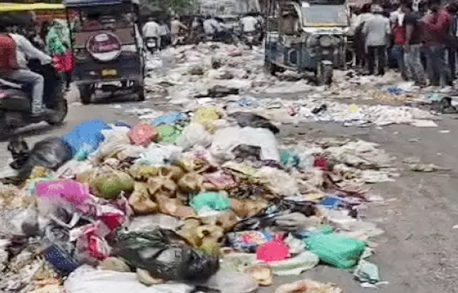 सोनीपत: शहर की सड़कों पर पड़ा कचरा वाहन चालकों को हो रही परेशानी