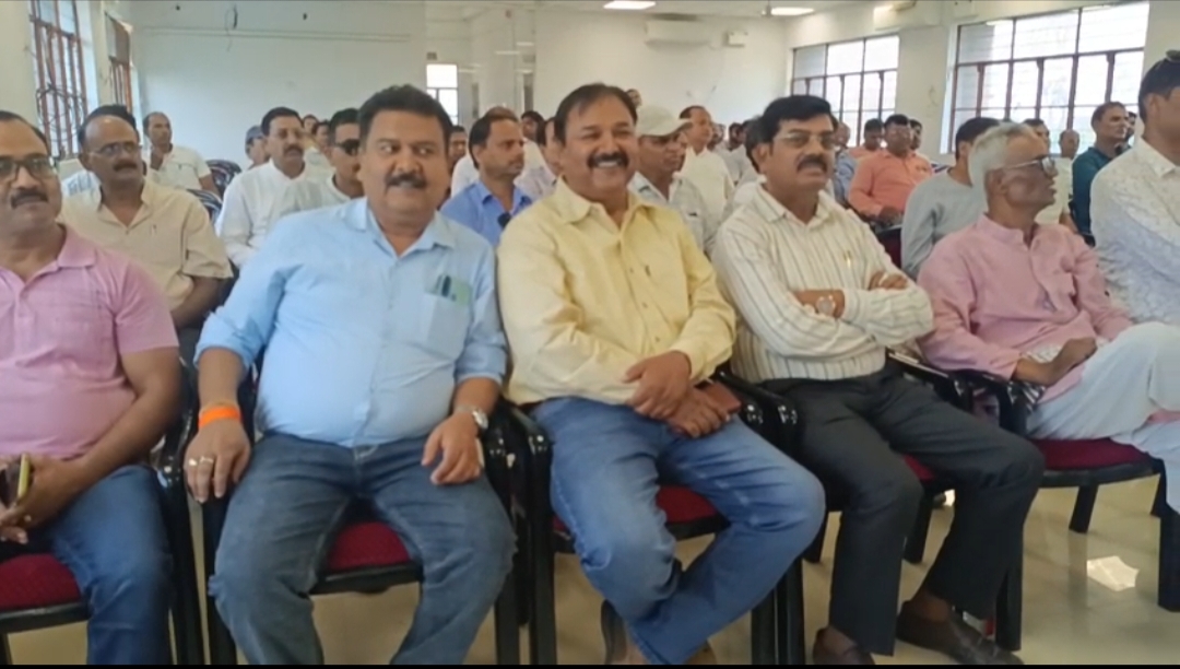 विभिन्न शहरों से आए कवियों ने शब्दों से बांधा समां, अंगवस्त्र व स्मृति चिन्ह देकर हुआ सम्मान