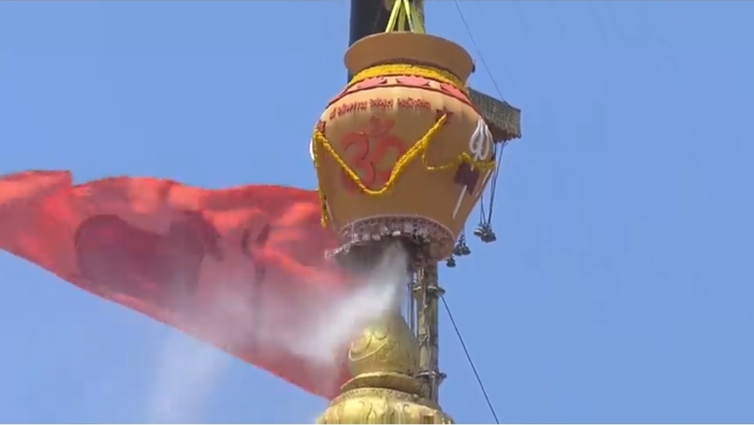 मंदिर शिखर पर कुंभाभिषेक और ध्वजारोहण