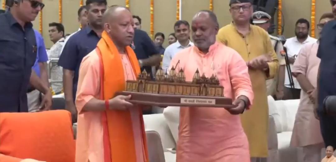 मुख्यमंत्री का सम्मान करते मंत्री हंसराज विश्वकर्मा