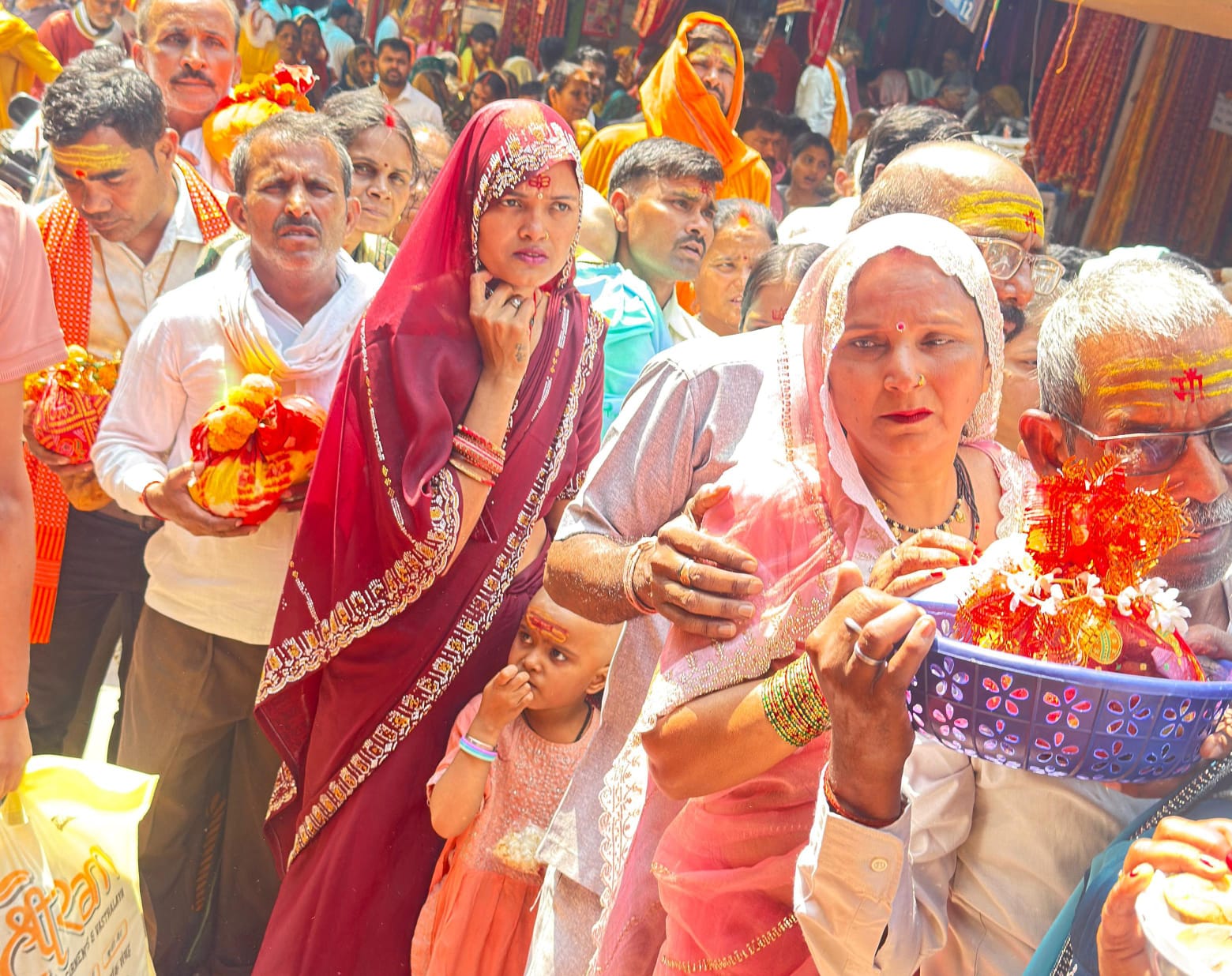 बैशाख पूर्णिमा पर मां विंध्यवासिनी धाम में श्रद्धालुओं की भीड़।
