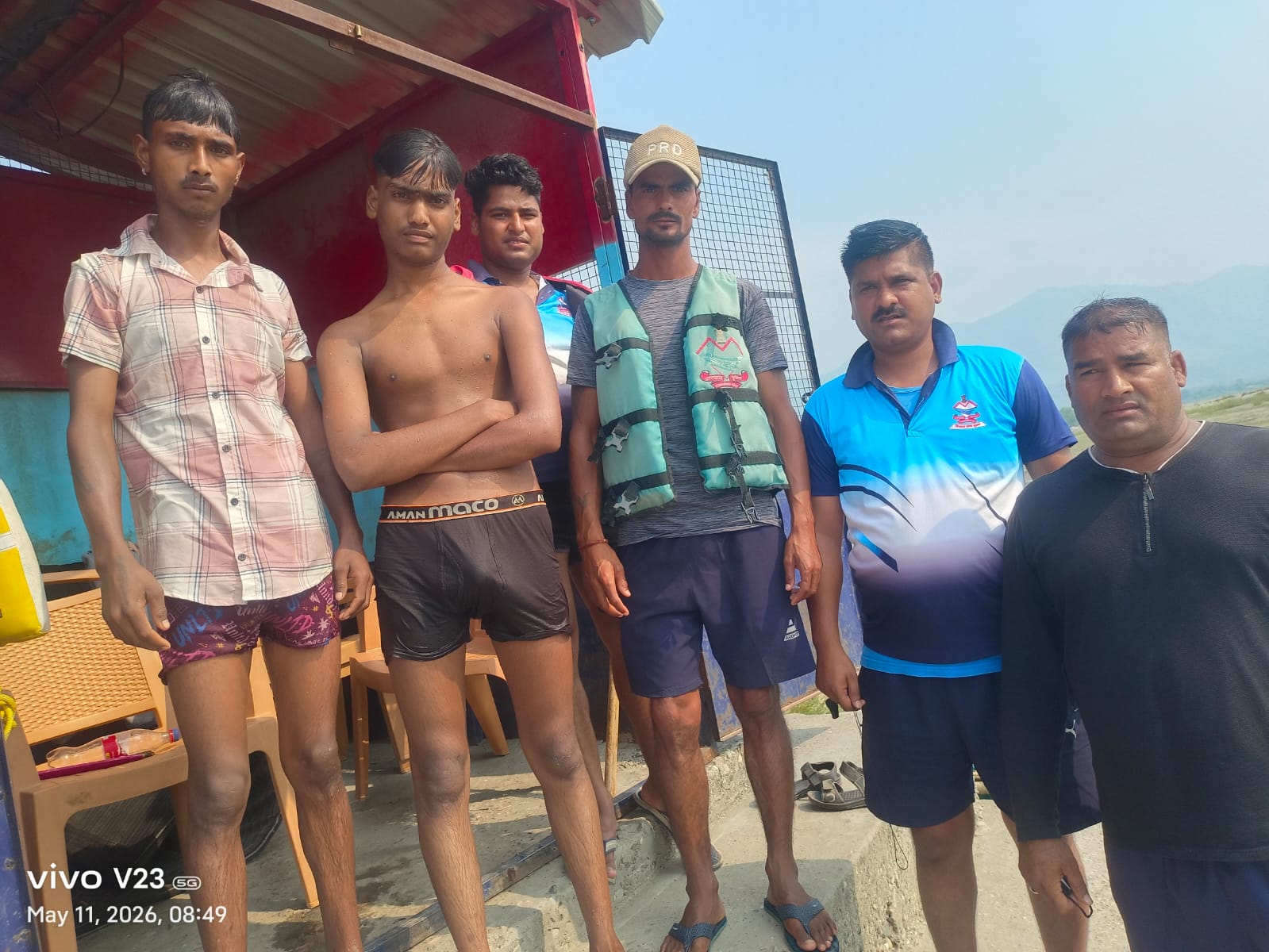 शारदा घाट पर जल पुलिस द्वारा बचाया गया युवक
