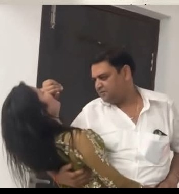 डॉ आदर्श शर्मा के वायरल वीडियो का फोटो