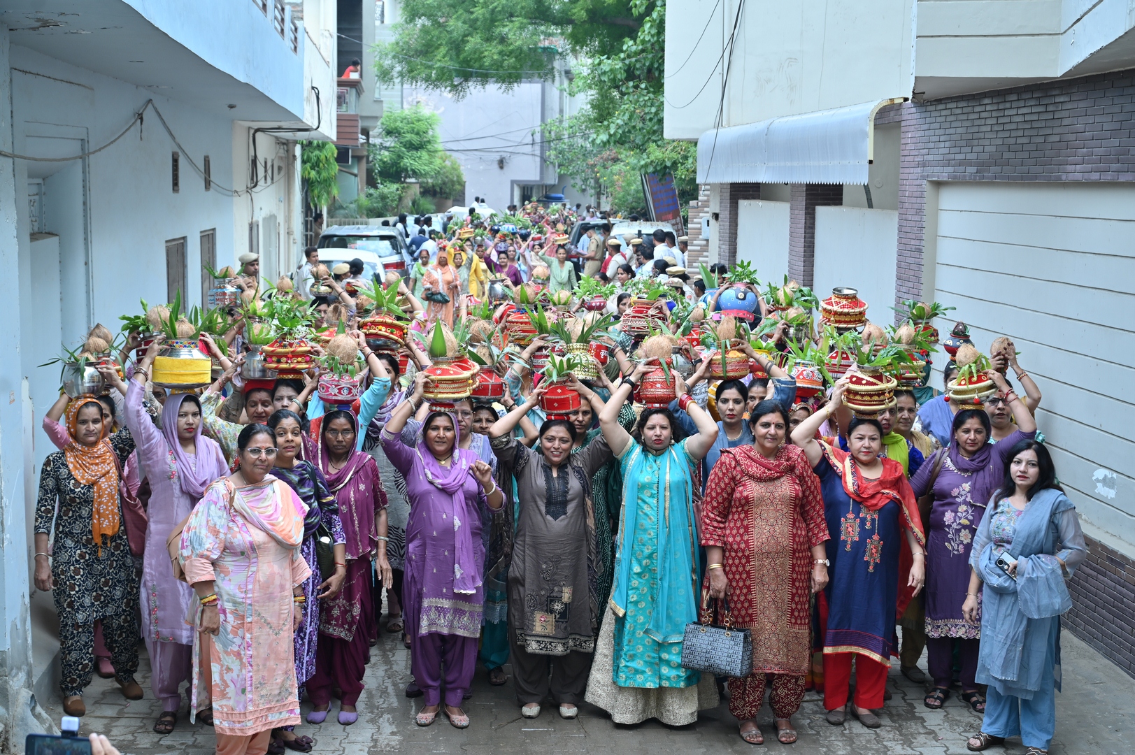 सोमनाथ सद्भावना पर्व कलश यात्रा निकालती महिलाएं।