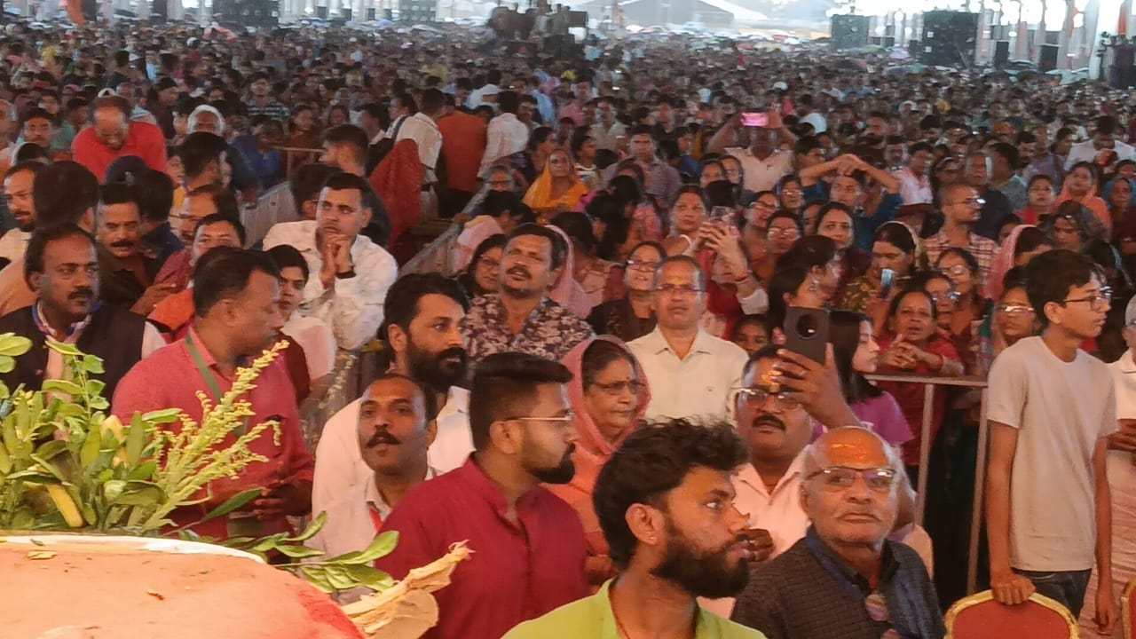 कथा सुनते हुए लोगों की भीड़