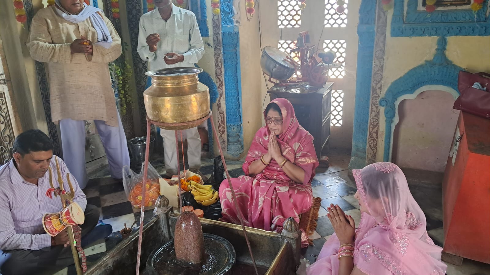 ठाकुर बाड़ी महिला विकास कल्याण की अध्यक्ष महारानी  अंजू रानी सिंह  भगवान भोलेनाथ की पूजा अर्चना करते हुए