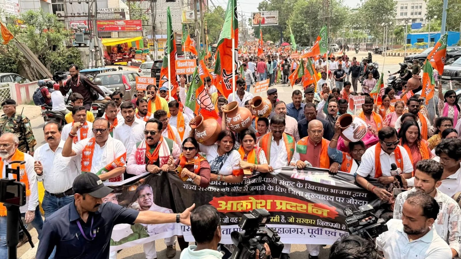 प्रदर्शन करते भाजपा नेता प्रदर्शन करते भाजपा नेता