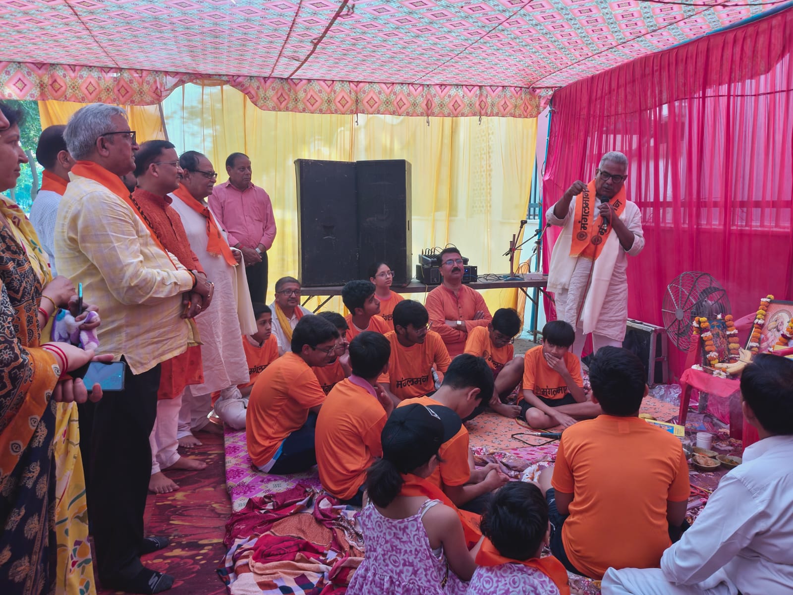 मंगलमान अभियान के कार्यकर्ताओं के साथ डॉ कृष्ण गोपाल