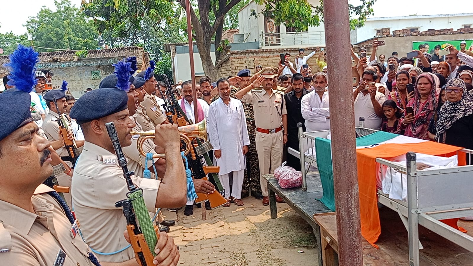 सैनिक सम्मान के साथ अंतिम संस्कार