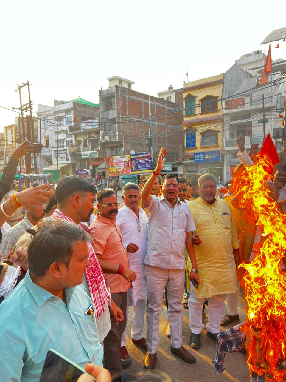 सांसद का पुतला फूंकते भाजपाई