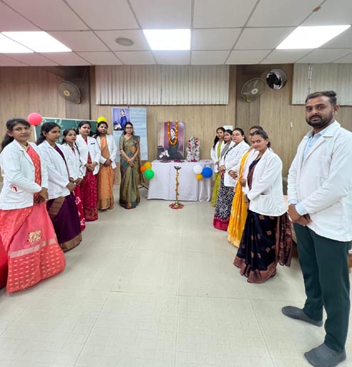 विश्व नर्स दिवस मनाते