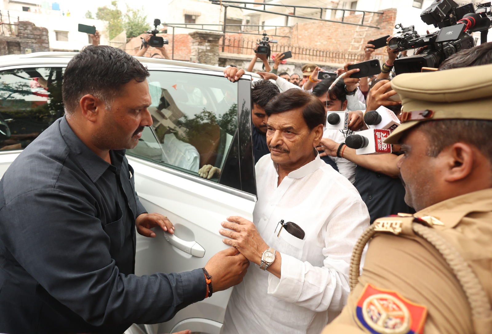 सपा नेता एवं चाचा शिवपाल यादव आवास जाते हुए