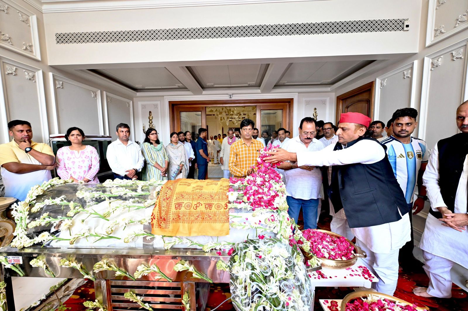 सपा अध्यक्ष अखिलेश यादव प्रतीक यादव के पार्थिव शरीर पर पुष्प अर्पित करते हुए