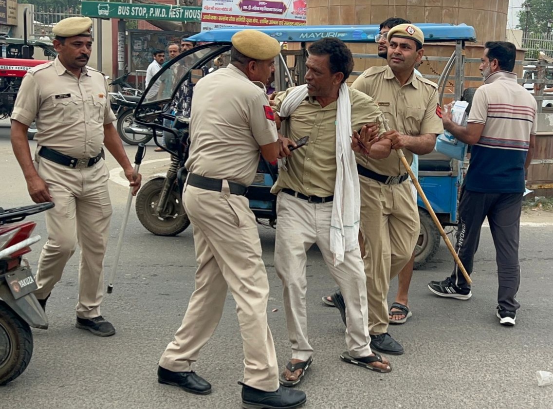 एसोसिएशन के प्रधान बलजीत सिंह को पकड़ कर ले जाते पुलिस कर्मी।