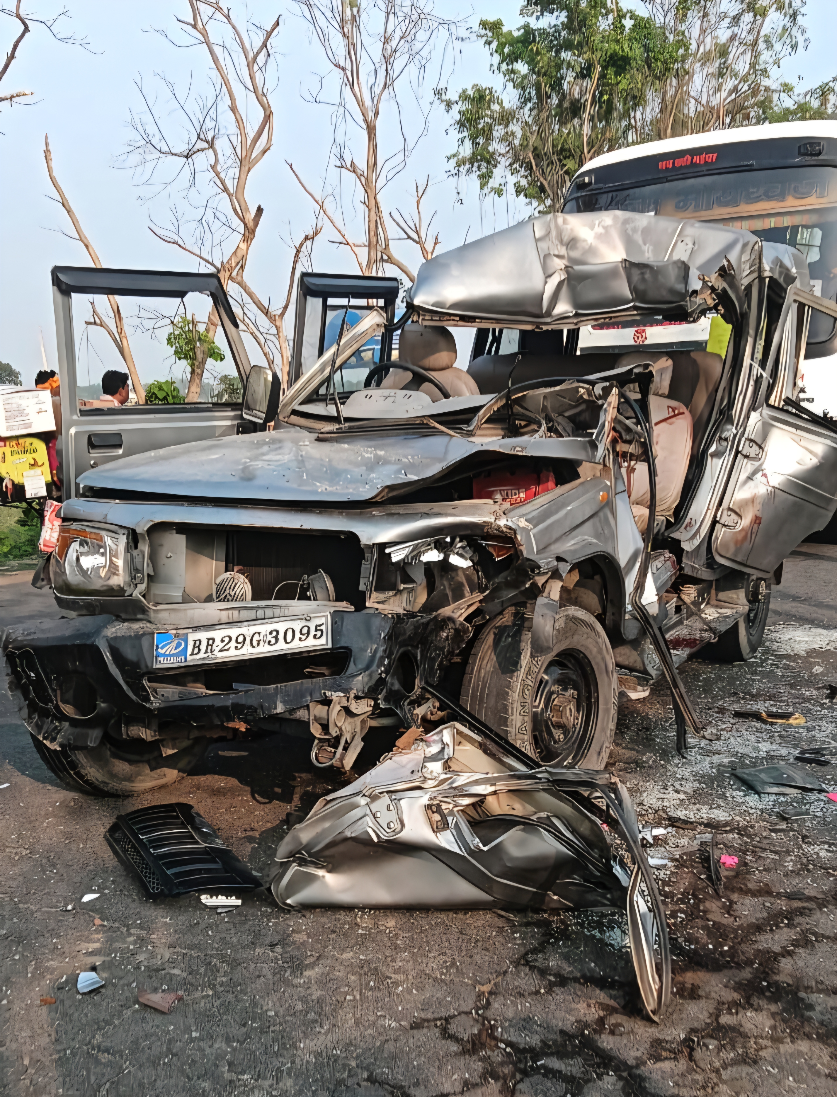 बंशी छपरा के समीप सड़क हादसे में एक की मौत, सात घायल