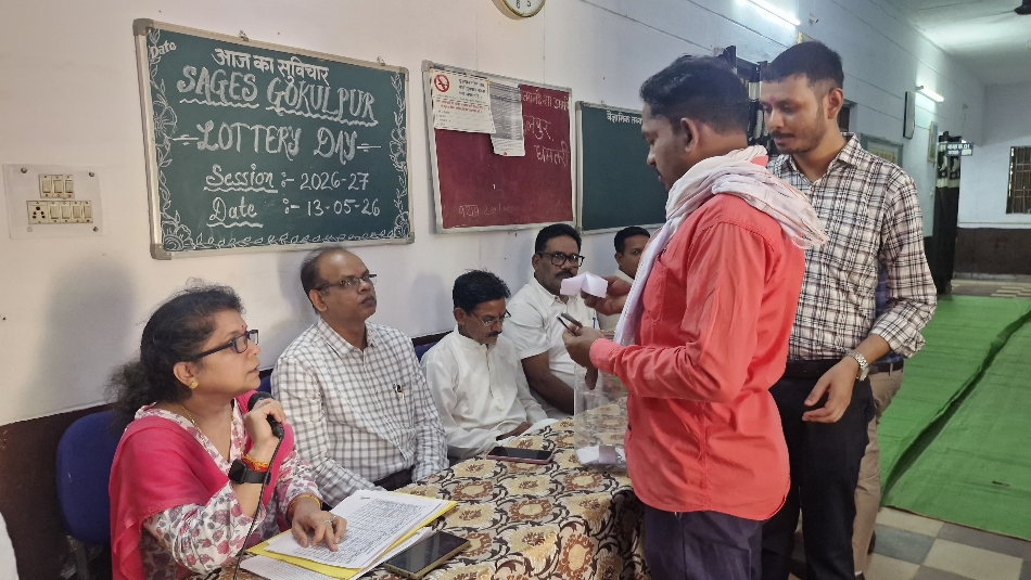 स्वामी आत्मानंद उत्कृष्ट अंग्रेजी माध्यम विद्यालय गोकु लपुर में लाटरी निकालते हुए अभिभावक।