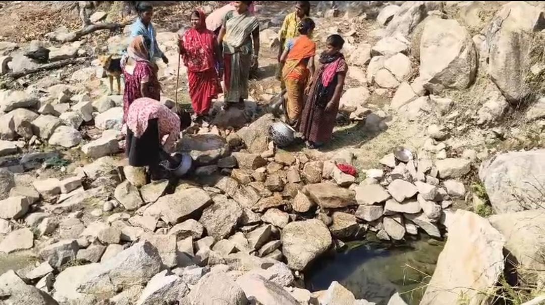 पहाड़ की चोटी पर बसा आमापानी… जहां आज भी पानी, सड़क और बिजली के लिए संघर्ष कर रहे ग्रामीण