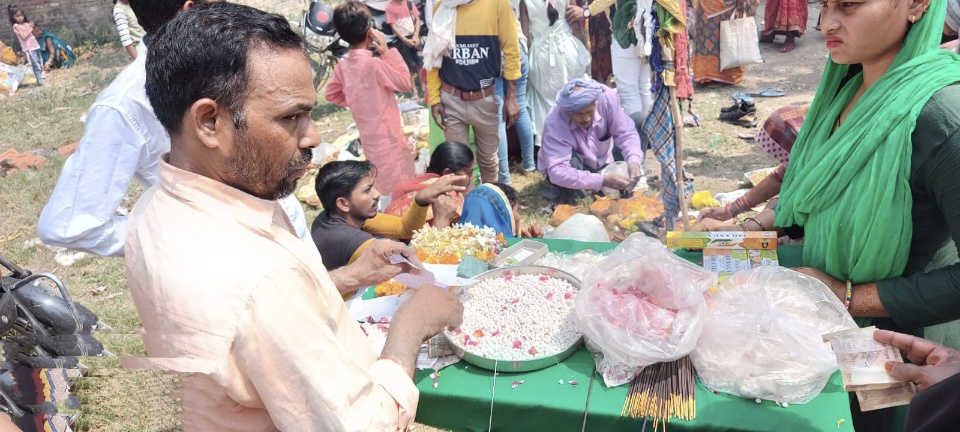 मेला स्थल पर दुकानदार