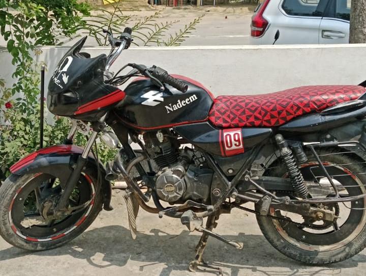 तालाब के किनारे खड़ी बाइक की फोटो