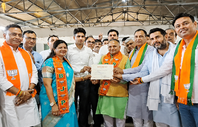सोनीपत: चुनाव जीतने के बाद सर्टीफिकेट के         साथ अभिवादन स्वीकारते मेयर राजीव जैन