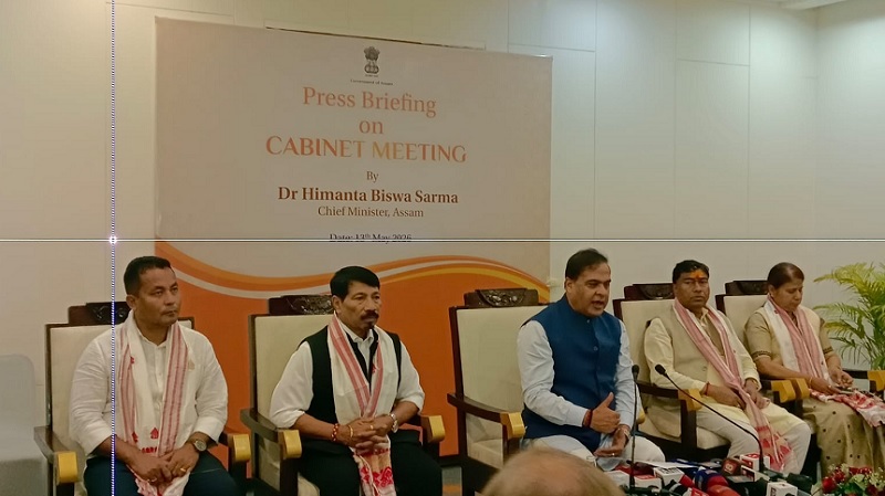 हिमंत बिस्व सरमा 2.0 सरकार की पहली कैबिनेट बैठक के बाद चारों मंत्रियों के साथ संवाददाता सम्मेलन को संबोधित करते मुख्यमंत्री डॉ. सरमा