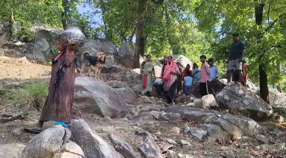 पहाड़ की चोटी पर बसा आमापानी… जहां आज भी पानी, सड़क और बिजली के लिए संघर्ष कर रहे ग्रामीण