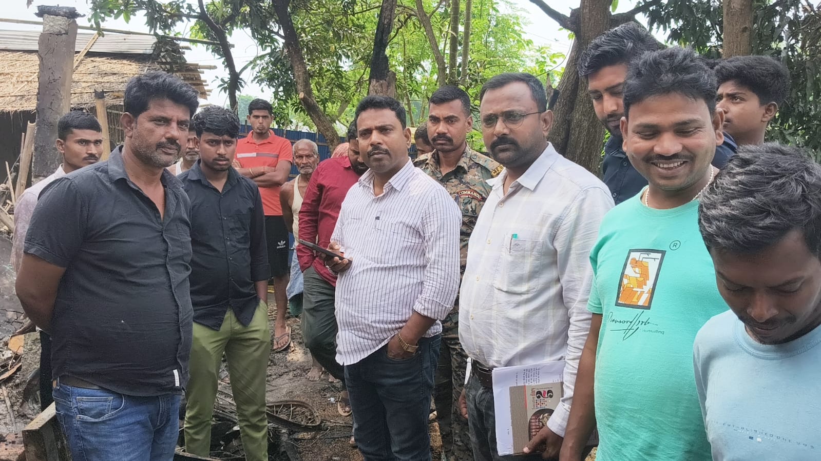 अररिया फोटो:विधायक राजस्व कर्मी के साथ क्षति का आकलन करते