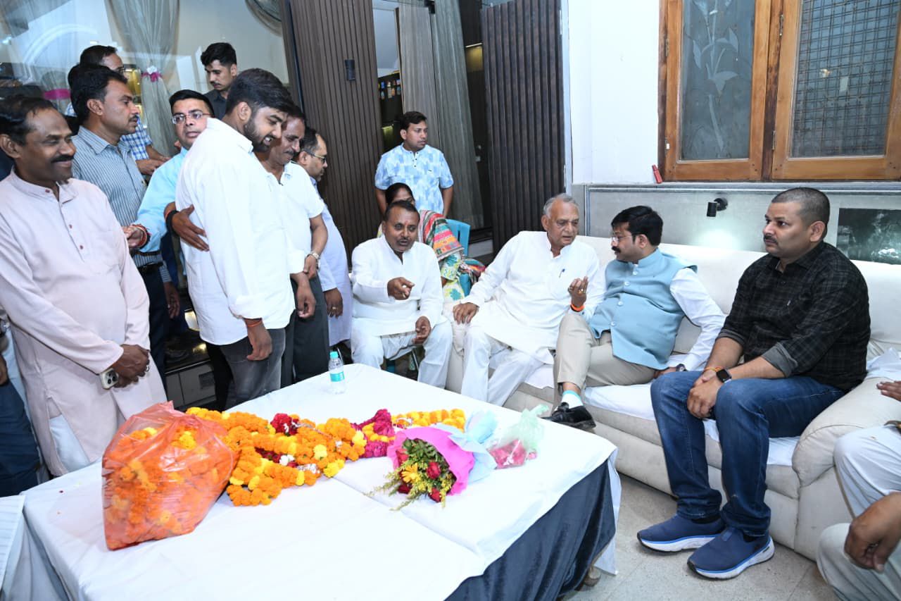 प्रयागराज के शहर दक्षिणी विधानसभा क्षेत्र की जनता से मिलकर दुखदर्द सुनते हुए कैबिनेट मंत्री नन्द गोपाल गुप्ता नंदी का छाया चित्र