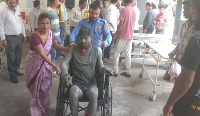 देवास में पटाखा फैक्ट्री में विस्फोट के बाद राहत एवं बचाव अभियान