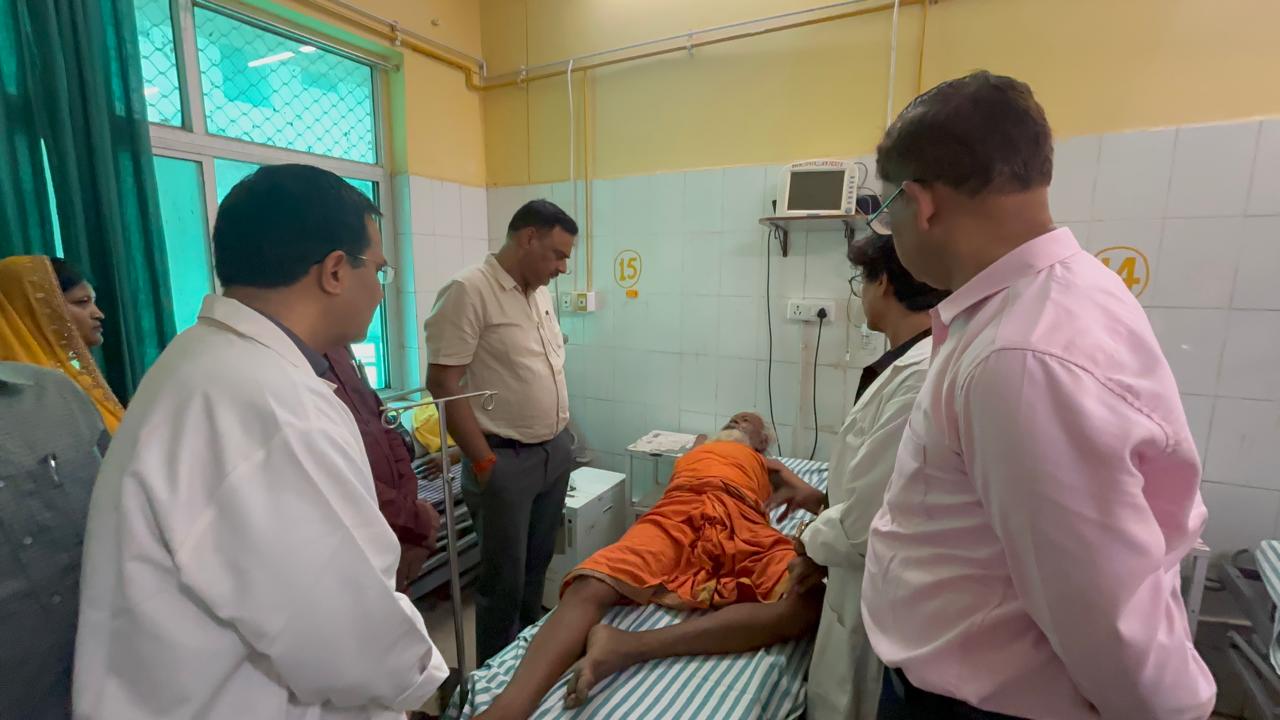 मंडलीय अस्पताल में घायल से मिलते डीएम पवन कुमार गंगवार व अन्य।