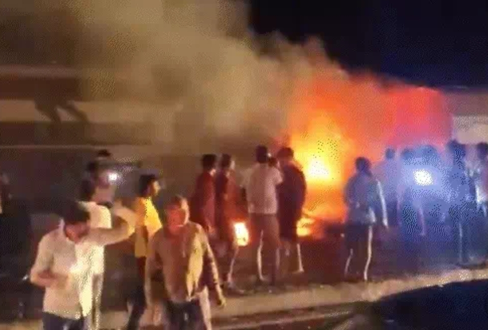 सड़क हादसे में शिकार लोगो को बचाने में जुटे स्थानीय