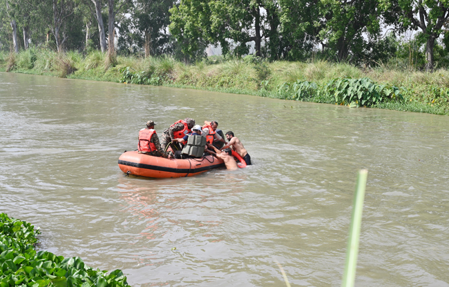 सोनीपत: मॉक ड्रील के दौरान मलहाना नहर में मदद के लिए उतरे सहायता दल के सदस्य सोनीपत: मॉक ड्रील के दौरान मलहाना नहर में मदद के लिए उतरे सहायता दल के सदस्य