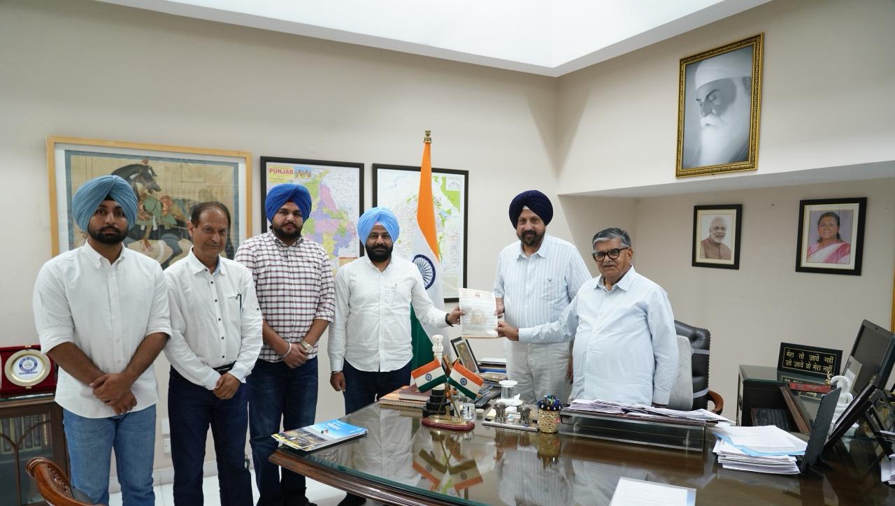 ਅਕਾਲੀ ਦਲ ਅਤੇ ਐਸਓਆਈ ਦਾ ਵਫ਼ਦ ਰਾਜਪਾਲ ਨੂੰ ਮੈਮੋਰੈਂਡਮ ਦਿੰਦਾ ਹੋਇਆ।