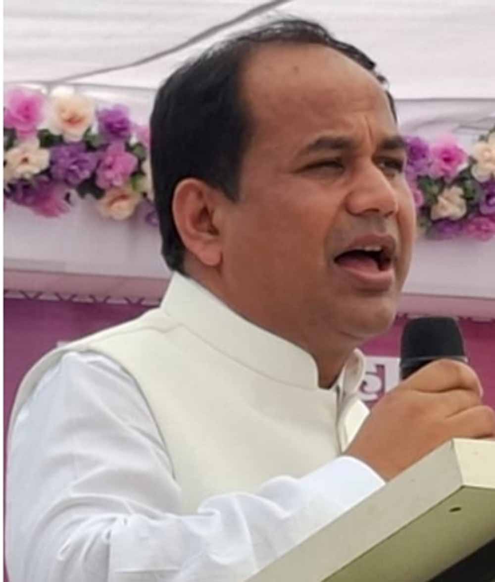 कलेक्टर डॉ. गौरव सिंह अधिकारियों से पूल वाहन और ईंधन के मितव्ययितापूर्ण उपयोग की अपील करते हुए